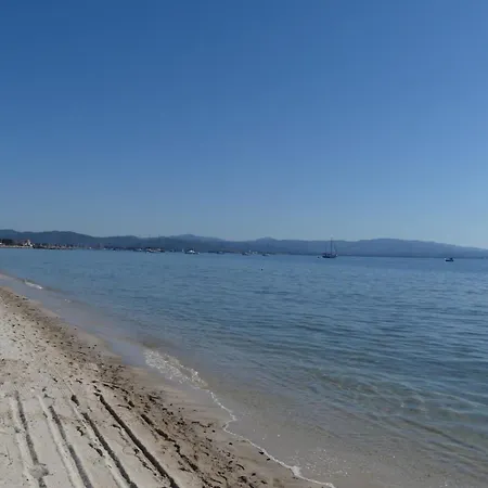 Flamant Rose - Climatise Avec Terrasse, A 150 M