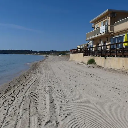 Appartement Flamant Rose - Climatise Avec Terrasse, A 150 M
